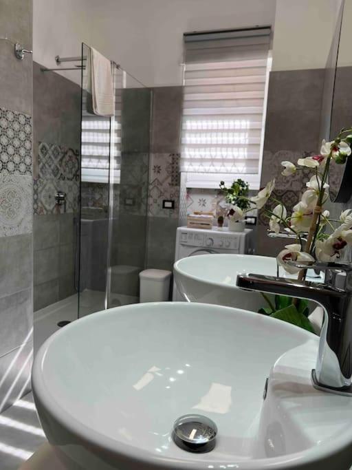 3 Fermate Dal Colosseo - Casa Vacanze Elena - 50 M Da Metro Garbatella Róma Kültér fotó