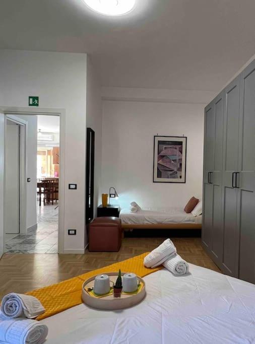 3 Fermate Dal Colosseo - Casa Vacanze Elena - 50 M Da Metro Garbatella Róma Kültér fotó