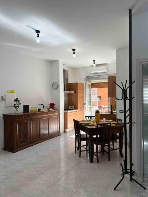 3 Fermate Dal Colosseo - Casa Vacanze Elena - 50 M Da Metro Garbatella Róma Kültér fotó