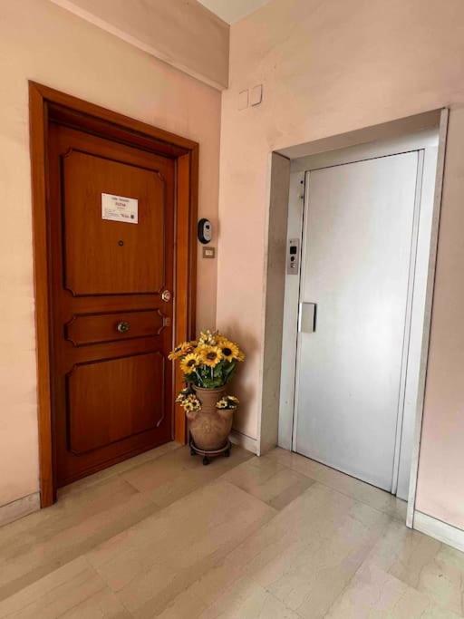 3 Fermate Dal Colosseo - Casa Vacanze Elena - 50 M Da Metro Garbatella Róma Kültér fotó