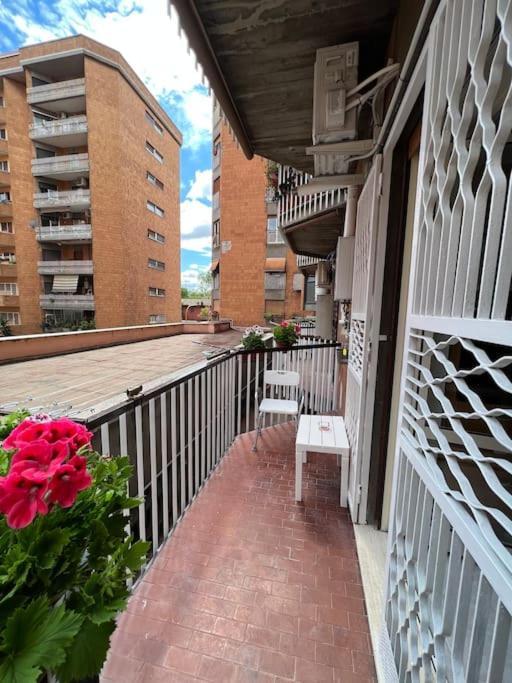 3 Fermate Dal Colosseo - Casa Vacanze Elena - 50 M Da Metro Garbatella Róma Kültér fotó