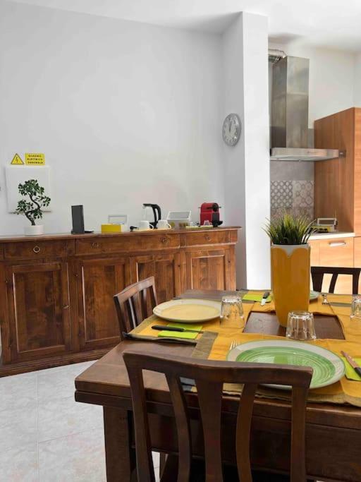 3 Fermate Dal Colosseo - Casa Vacanze Elena - 50 M Da Metro Garbatella Róma Kültér fotó