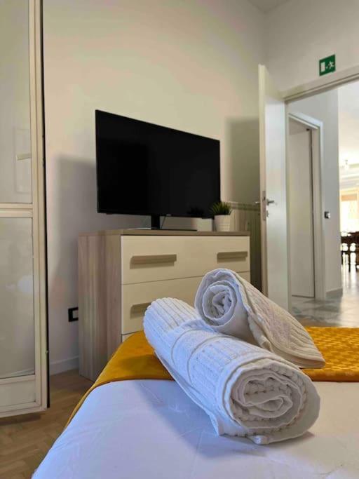 3 Fermate Dal Colosseo - Casa Vacanze Elena - 50 M Da Metro Garbatella Róma Kültér fotó
