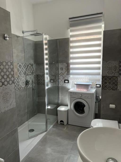3 Fermate Dal Colosseo - Casa Vacanze Elena - 50 M Da Metro Garbatella Róma Kültér fotó