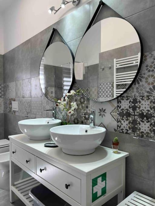 3 Fermate Dal Colosseo - Casa Vacanze Elena - 50 M Da Metro Garbatella Róma Kültér fotó